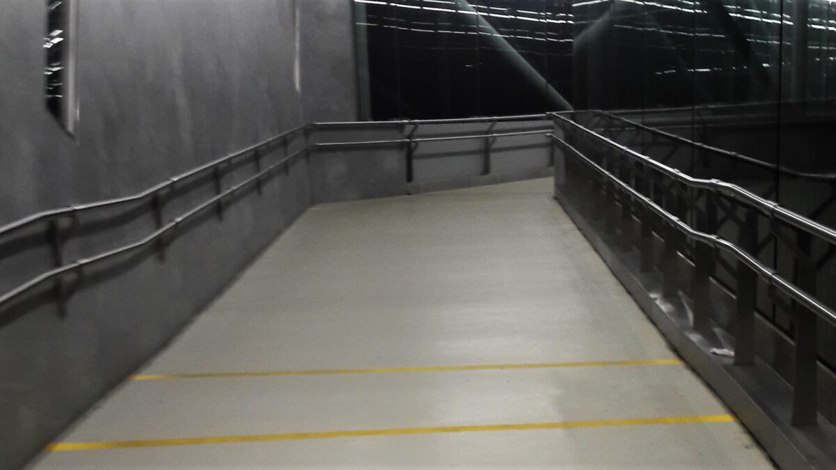 breiter barrierefreier Aufgang, Handläufe an beiden Seiten