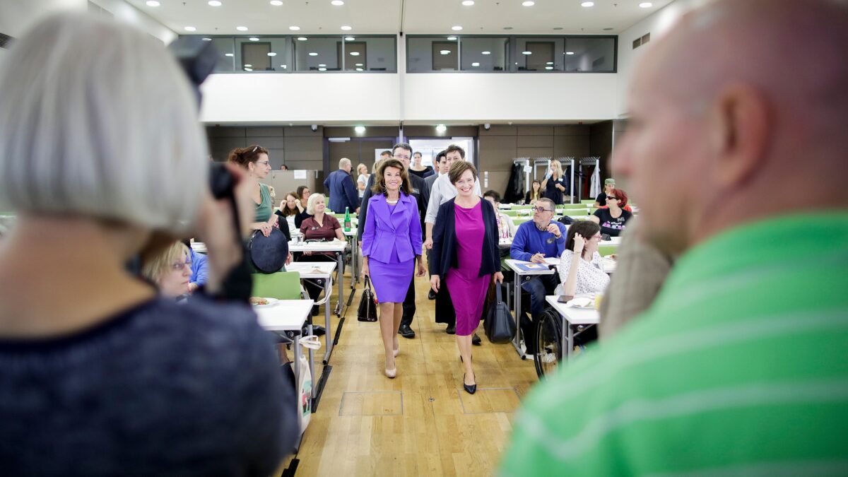 BK Bierlein und Frau Schmidauer auf dem Weg zum Podium