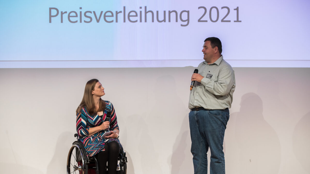 Eröffnung der UNIKATE Preisverleihung: Moderatorin Barbara Sima-Ruml mit Andreas Weidenauer