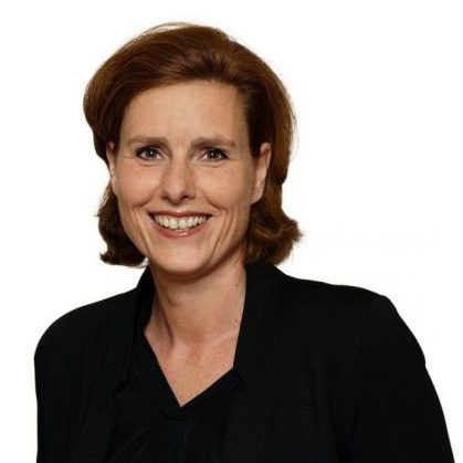 Christina Schneyder ©Harald Lachner, sie hat brünette, schulterlange Haare, trägt ein schwarzes Sakko
