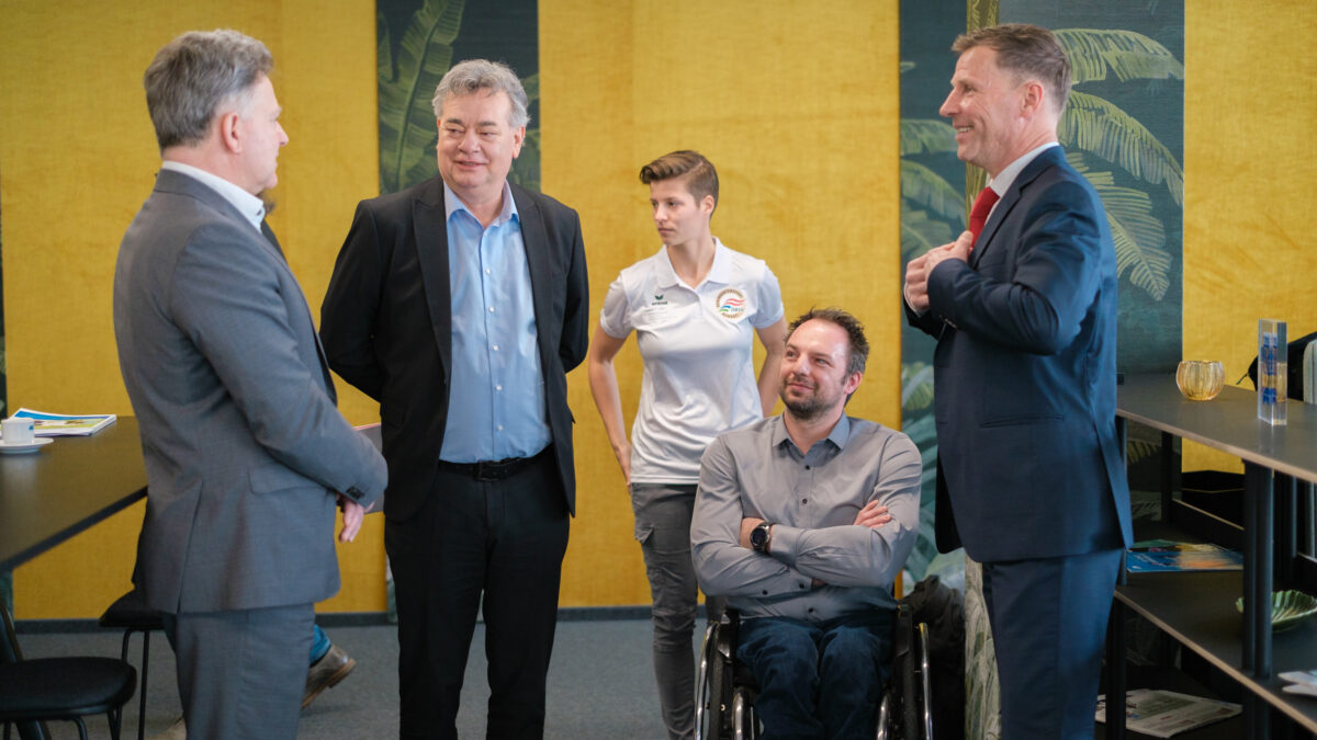 Pressekonferenz: Gute Aussichten für Behindertensport – neue Förderoffensive des Sportministeriums Präsentation der neuen Förderschienen und Projekte im Spitzen-und im Breitensport am 26.4.2022. v.l.n.r. Thomas Mück (stv. Generaldirektor der AUVA), Sportminister Werner Kogler, Viola Lugmayr (ÖBSV-Bewegungs- und Informations-Coach), Matthias Wastian (ÖBSV-Aktivenvertreter, Kapitän des österreichischen Rollstuhl-Basketball-Nationalteams), Matthias Bogner (Generalsekretär Österreichischer Behindertensportverband) Foto: BMKÖS/Shervin Sardari