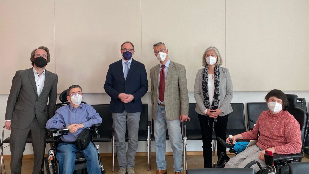 Am Bild: Bernhard Bruckner, Martin Ladstätter, Sozial- und Gesundheitsminister Johannes Rauch, Klaus Widl, Regina Baumgartl, Roswitha Schachinger