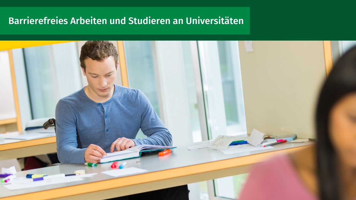 Bild: Student im Rollstuhl an Schreibtisch, Text: Barrierefreies Arbeiten und Studieren an Universitäten