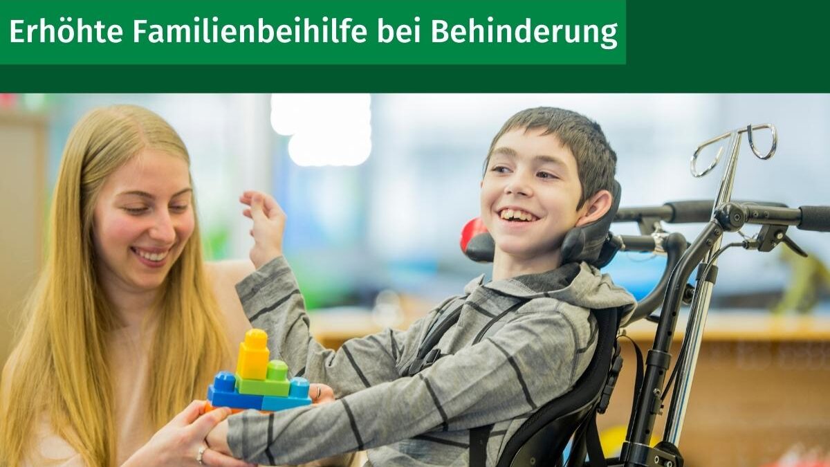 junge Frau und fröhlicher Junge im Rollstuhl mit Bausteinen, Text: Erhöhte Familienbeihilfe bei Behinderung
