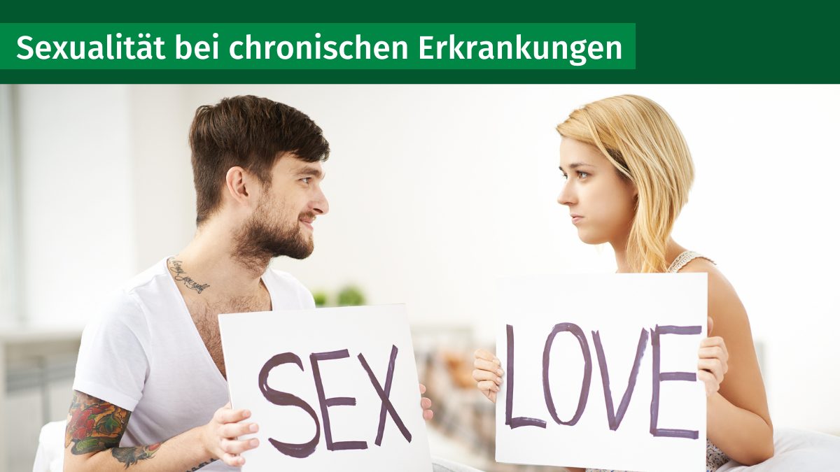 Bild: Mann hält Schild mit Wort "SEX", Frau hält Schild mit Wort "LOVE",Text: Sexualität bei chronischen Erkrankungen