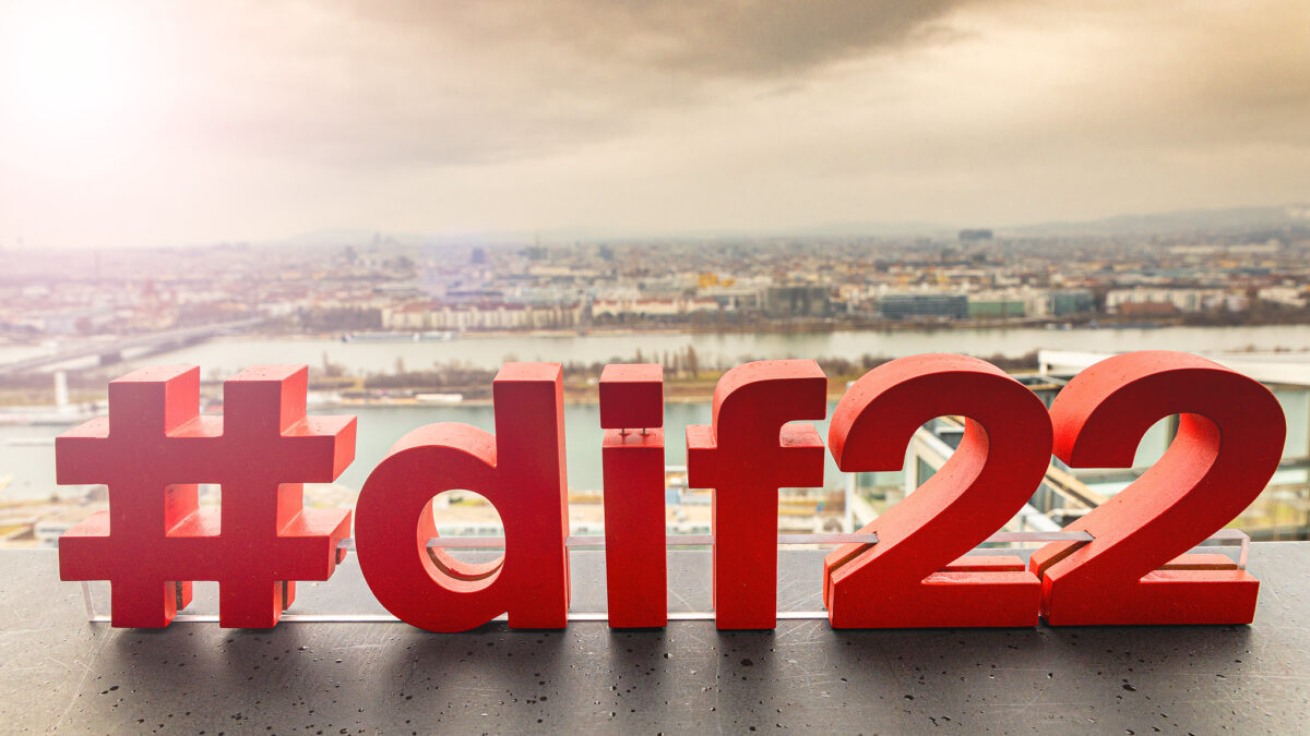 Logo Donausinselfest (Hashtag #dif222) auf einem Fensterbrett vor der Donauinsel, Foto: Thomas Peschat