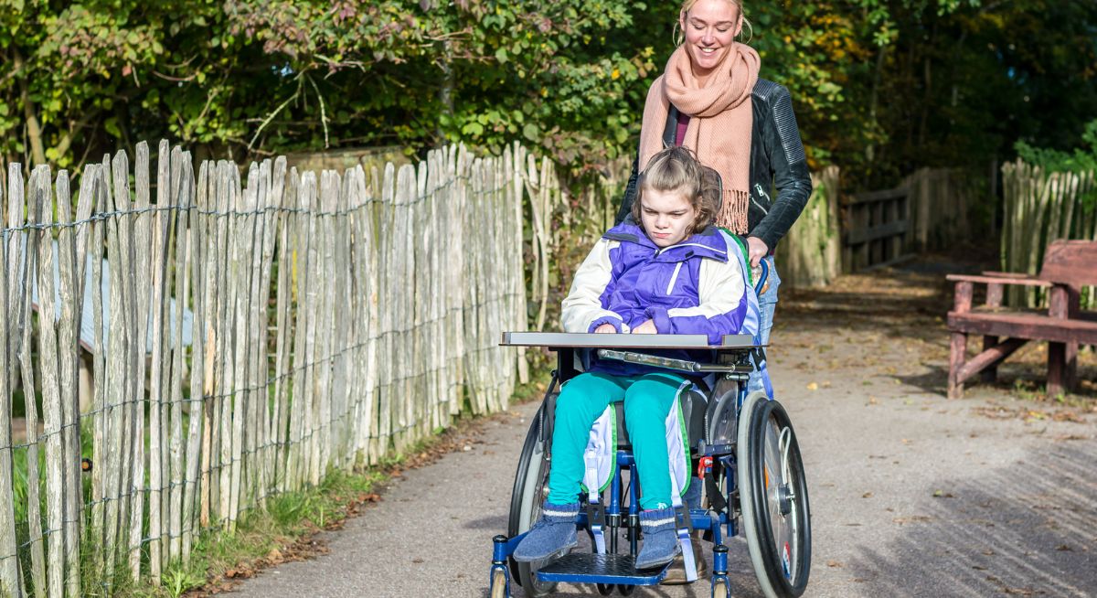 Mädchen im Rollstuhl mit Betreuerin