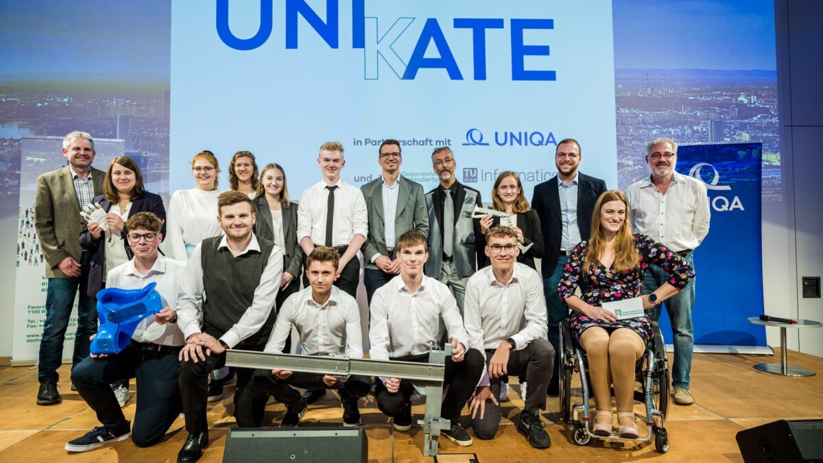 Menschen auf der Bühne bei der UNIKATE-Preisverleihung, Foto: Lukas Ilgner