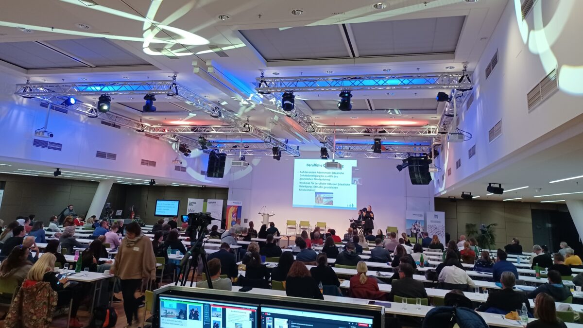 Blick von hinten in den Saal: Konferenz „Sicherstellung der beruflichen Teilhabe von Menschen mit hohem & komplexem Unterstützungsbedarf“, 24. Oktober 2022, Seminarzentrum Catamaran, Wien, Foto: Kerstin Huber-Eibl