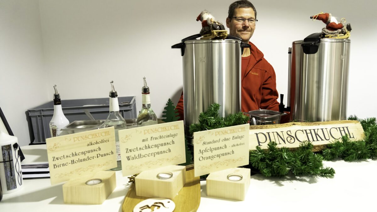 Krampuspunsch im Büro des Behindertenrates: Die Punschkuchl zaubert köstlichen Punsch für unsere Gäste