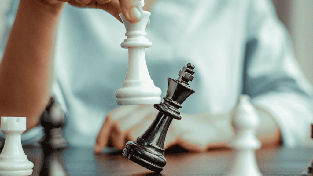 and setzt weiße Schachfigur auf ein schwarzes Schachstück und schlägt es