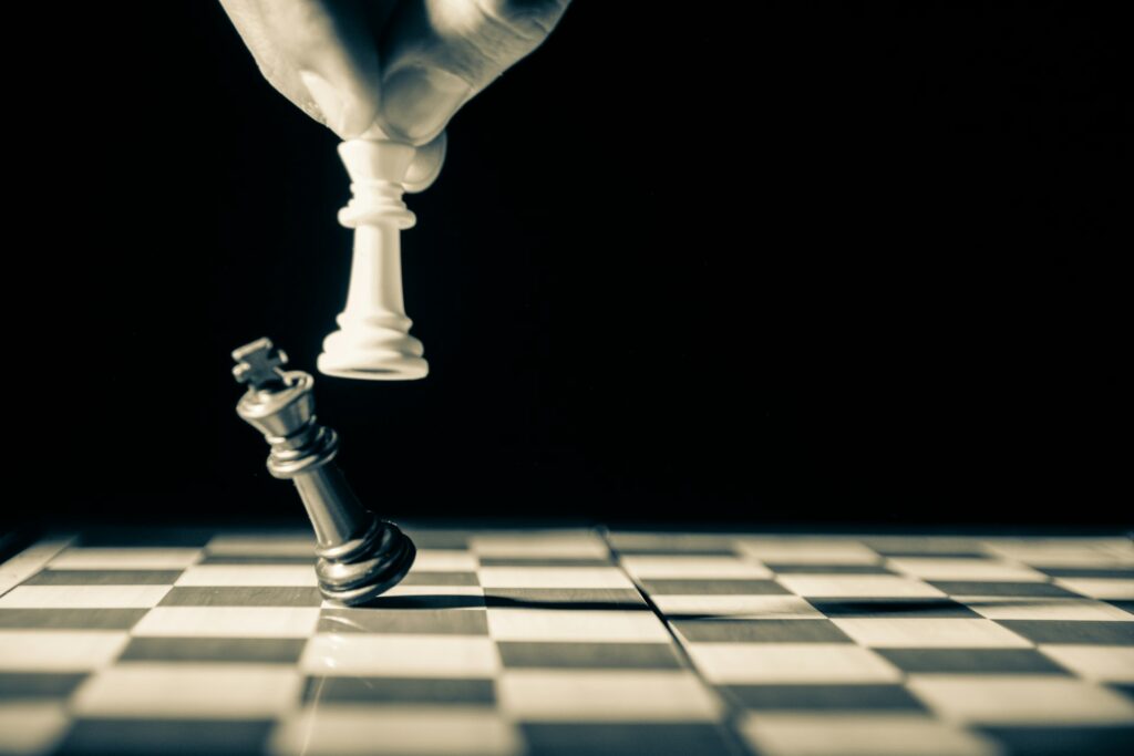 Eine Schachfigur schlägt eine andere über einem Schachbrett
