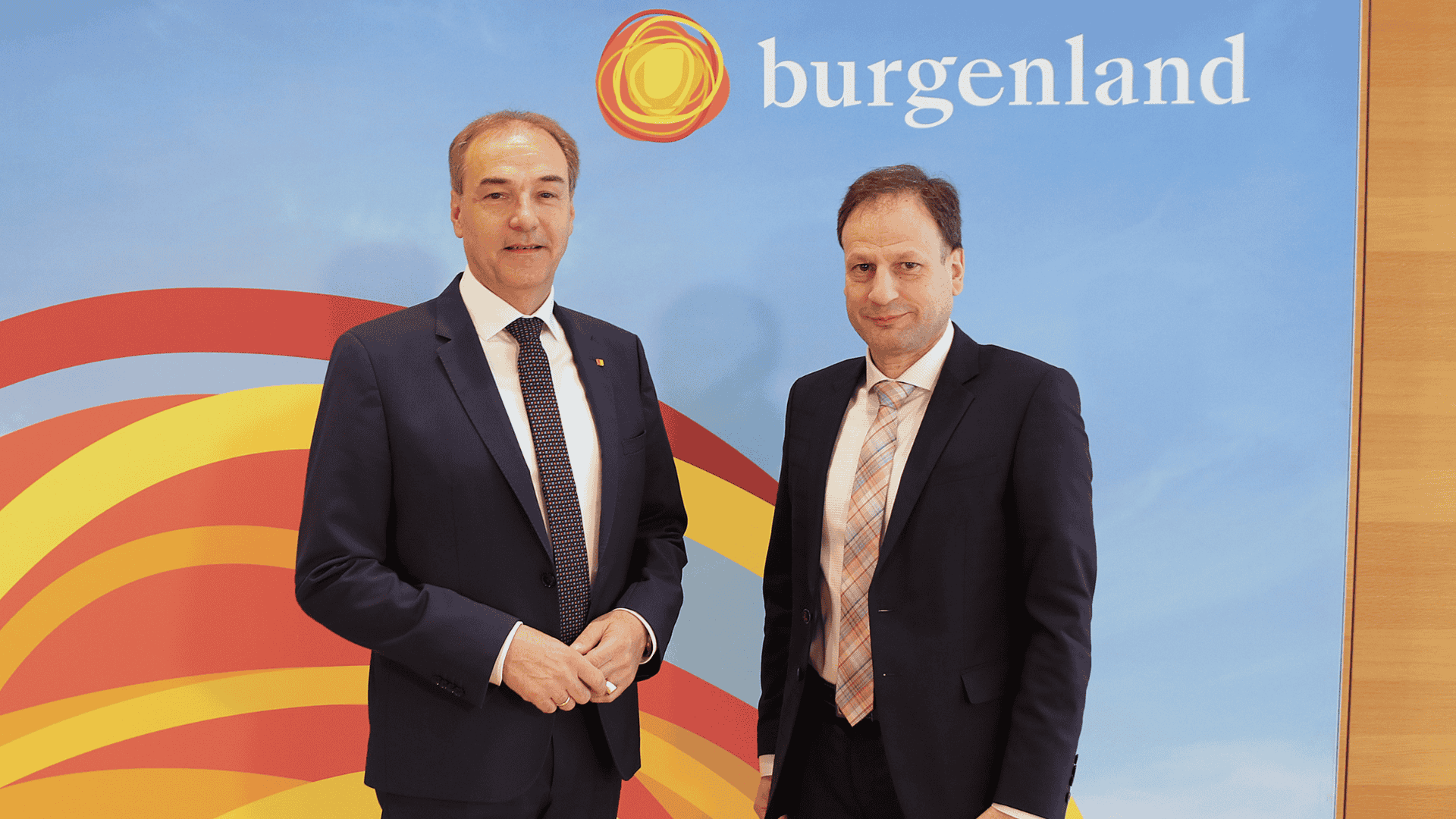 2 Männer stehen vor einer Fotowand: Zu sehen sind Soziallandesrat Leonhard Schneemann und Rudolf Halbauer von der Servicestelle für Menschen mit Behinderung