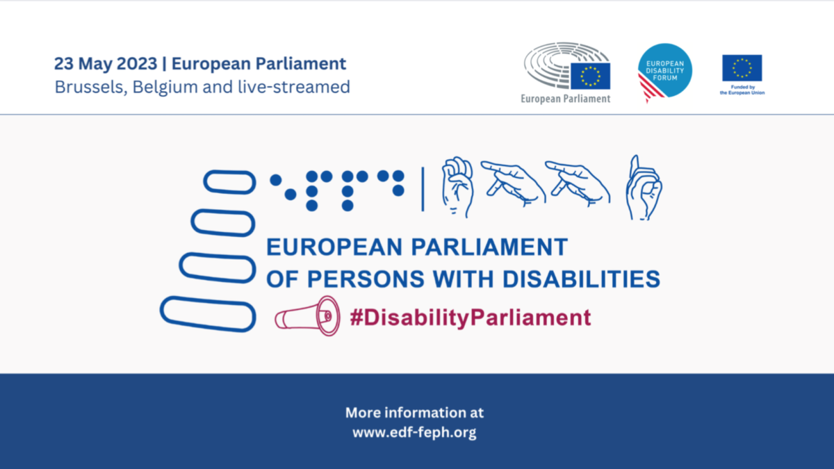 Banner mit den Logos des Europäischen Parlaments, des EDF und der EU-Flagge sowie dem Hauptlogo der Veranstaltung: eine stilisierte Darstellung des Hemicylce des Parlaments und die Worte „Europäisches Parlament“ für Menschen mit Behinderungen. Oben ist EPPD in Blindenschrift und internationalem Zeichen geschrieben. Unten ein Megaphon mit dem Hashtag #DisabilityParliament