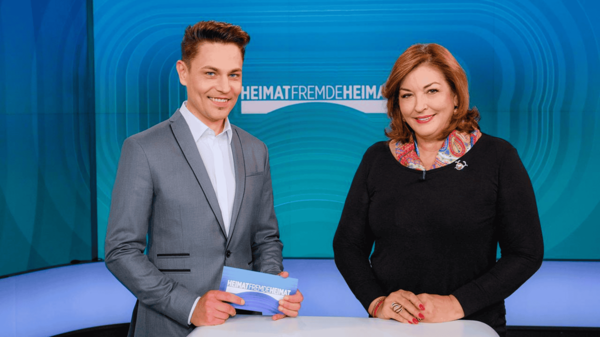Screenshot ORF: Moderator und Moderatorin im Heimat Fremde Heimat-Studio