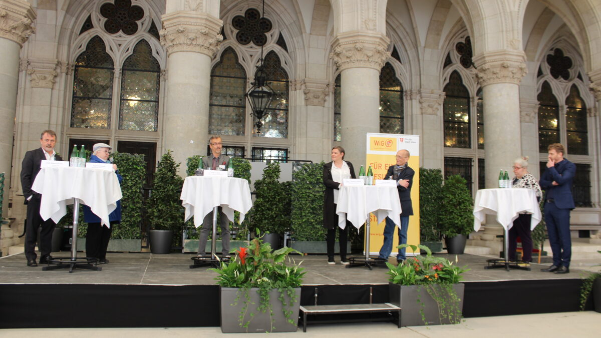 Blick auf die Bühne. von links: von links: DSA Robert Bacher, Fonds Soziales Wien Projekt Inklusives Wien 2030, Sigrid Kundela, Selbsthilfegruppe Schädelhirntrauma, Klaus Widl, Präsident Österreichischer Behindertenrat, Mag. Stefanie Vasold, Vorsitzende der Gemeinderätlichen Kommission für Inklusion und Barrierefreiheit, Dennis Beck, Geschäftsführer Wiener Gesundheitsförderung – WiG, Iris Kopera und Christoph Feurstein