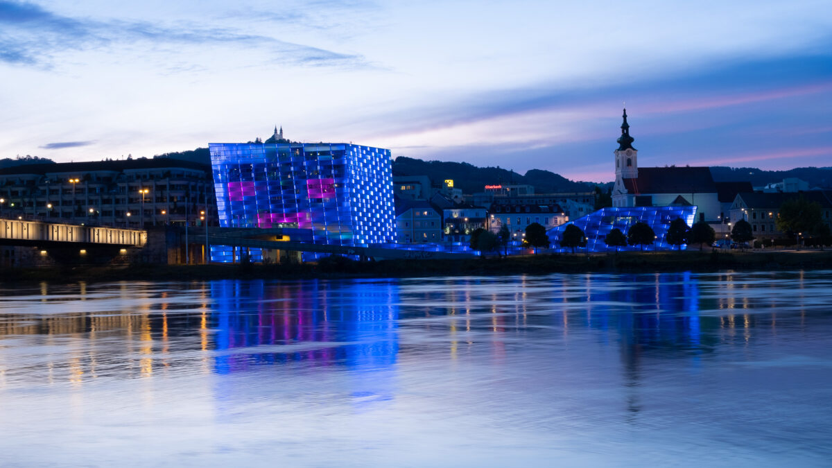 Das Ars Electronica Center in Linz in blauer Beleuchtung