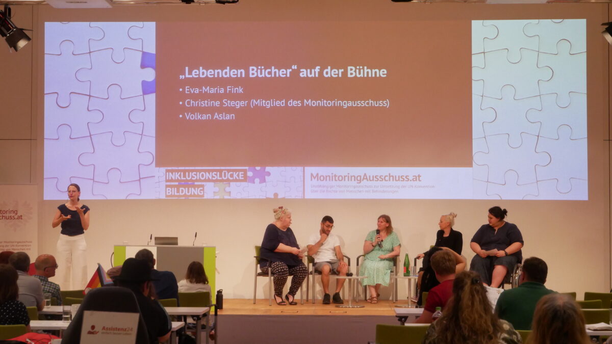 Die lebenden Bücher Volkan Aslan, Eva-Maria Fink und Christine Steger auf der Bühne