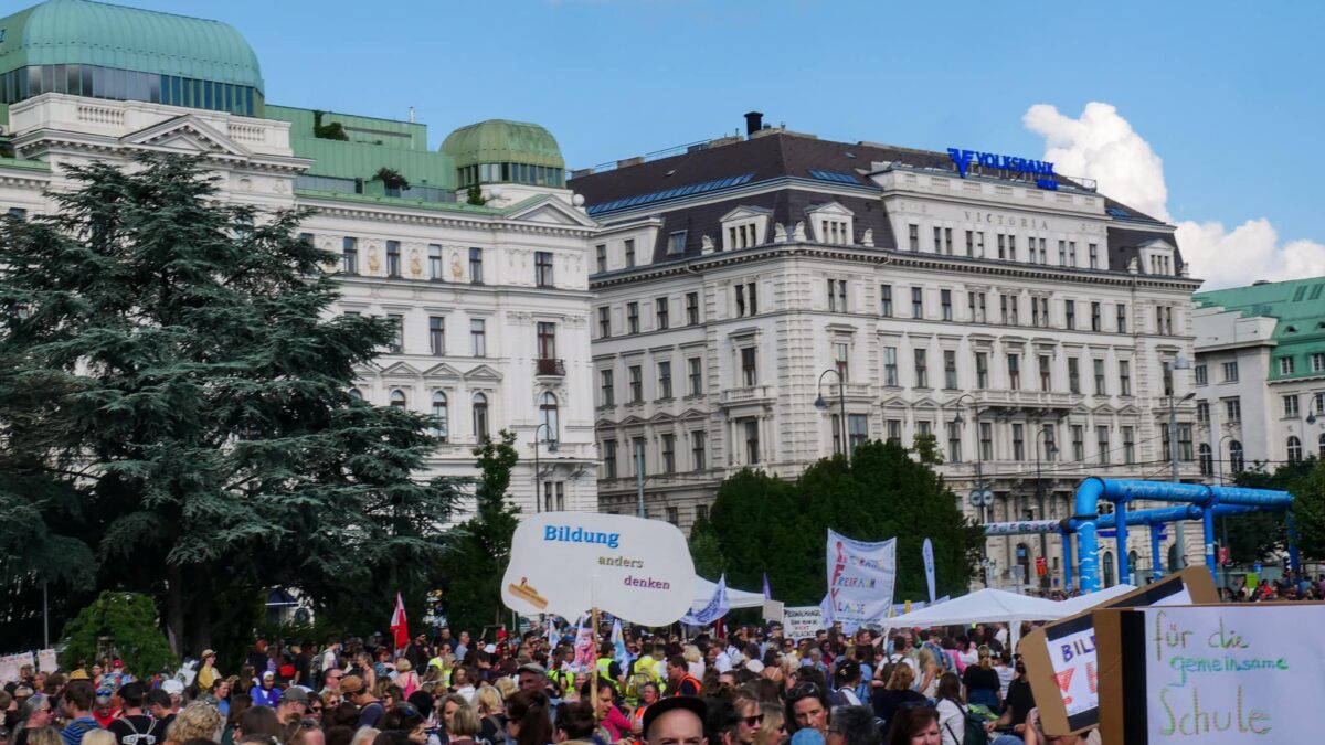 Die Demonstrant*innen im Votivpark. Auf einem der Schilder steht: "Für die gemeinsame Schule"