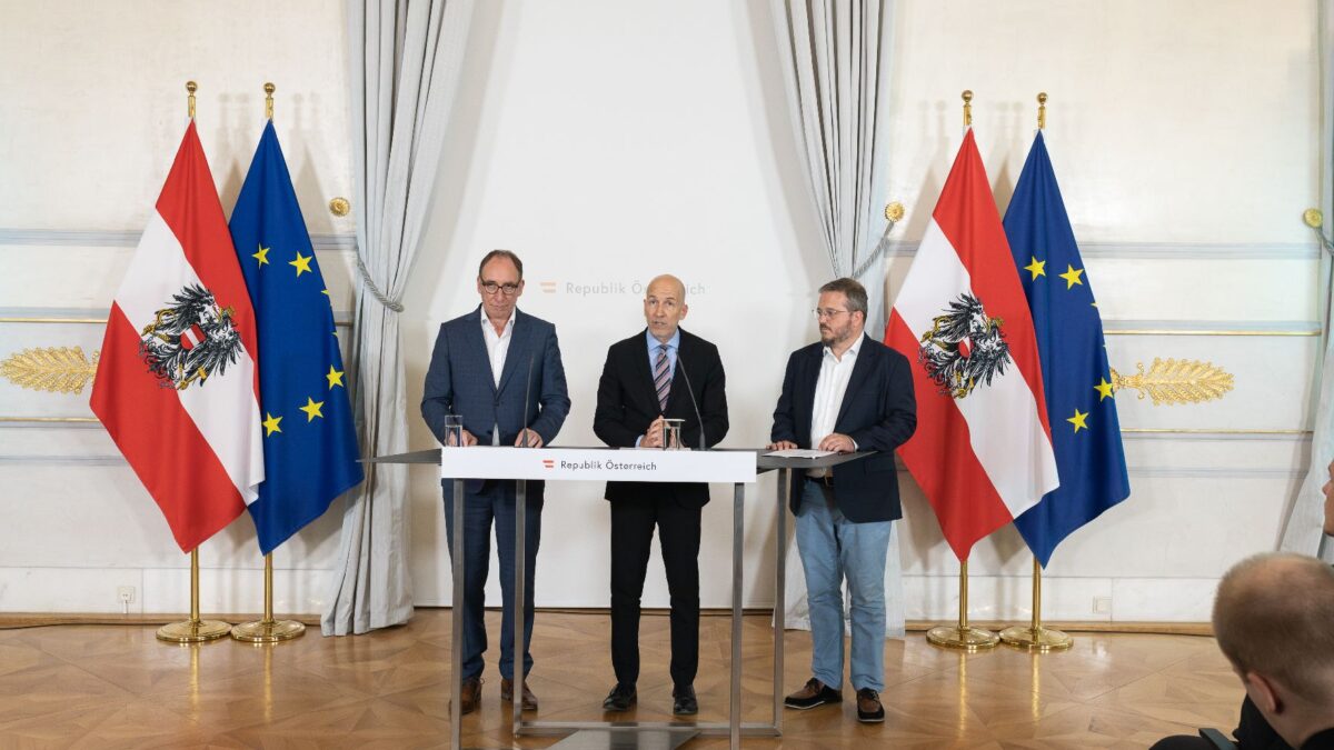 Bundesminister Johannes Rauch, Bundesminister Martin Kocher und ÖBR-Vizepräsident Markus Neuherz beim Pressefoyer nach dem Ministerrat, Foto: BKA/Tarek Wilde