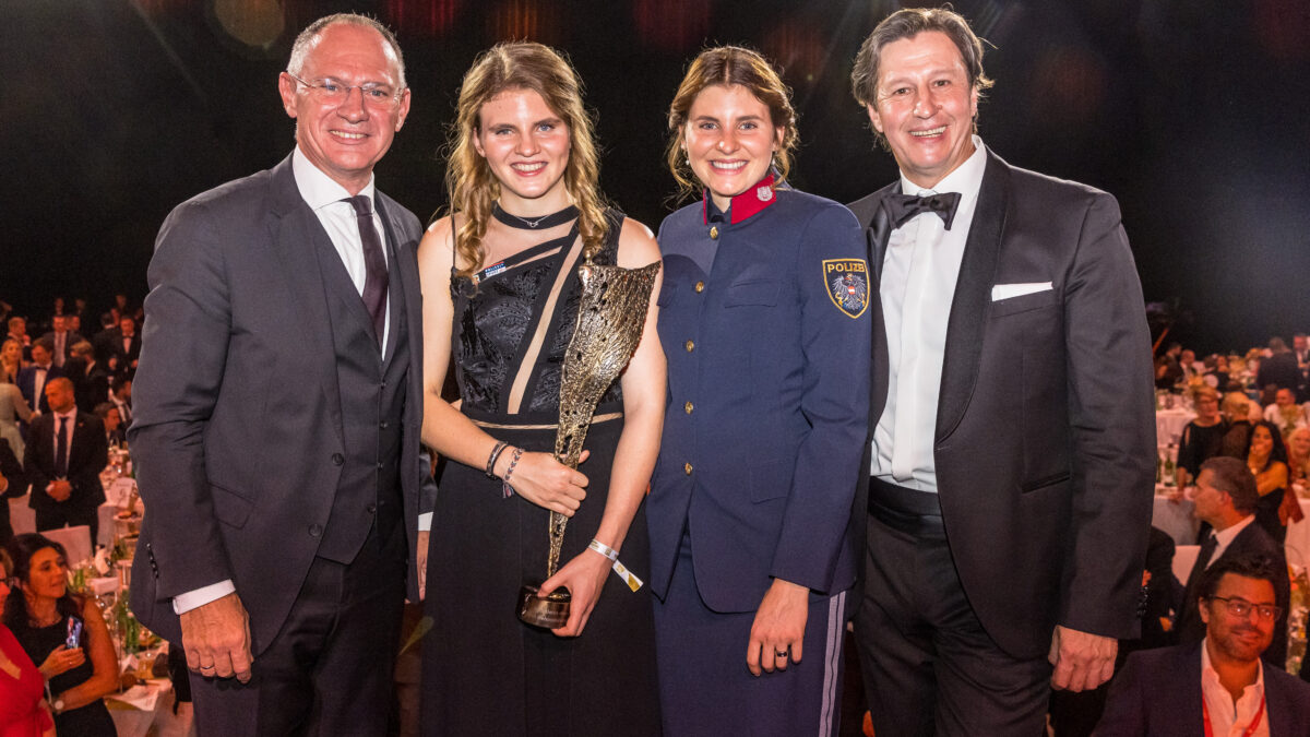 Innenminister Gerhard Karner und Michael Schuen, Präsident der Sports Media Austria, gratulierten Award-Gewinnerin Veronika Aigner und Para-Guide Elisabeth Aigner. Foto: BMI/Gerd Pachauer
