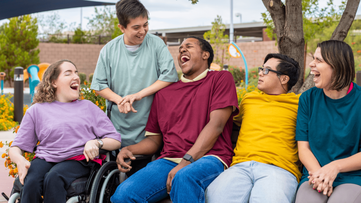 Schüler*innen und Schüler mit und ohne Behinderungen lachen gemeinsam.
