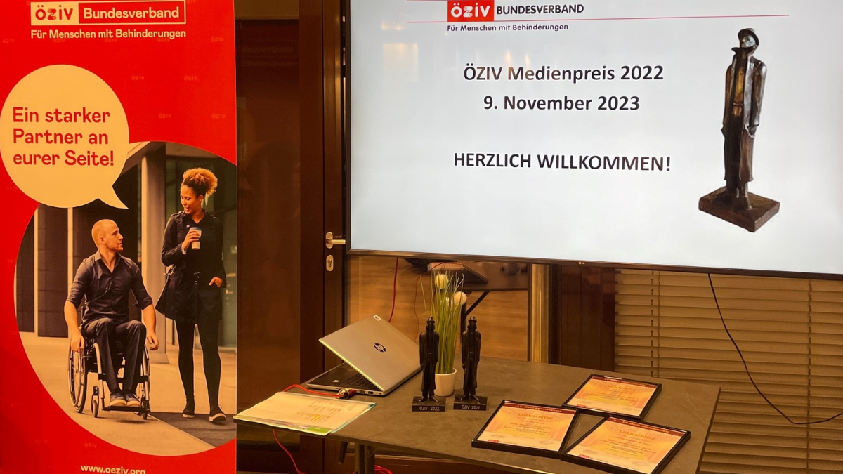 ÖZIV Medienpreis 2023: Urkunden und Sieger-Statue Schuasch