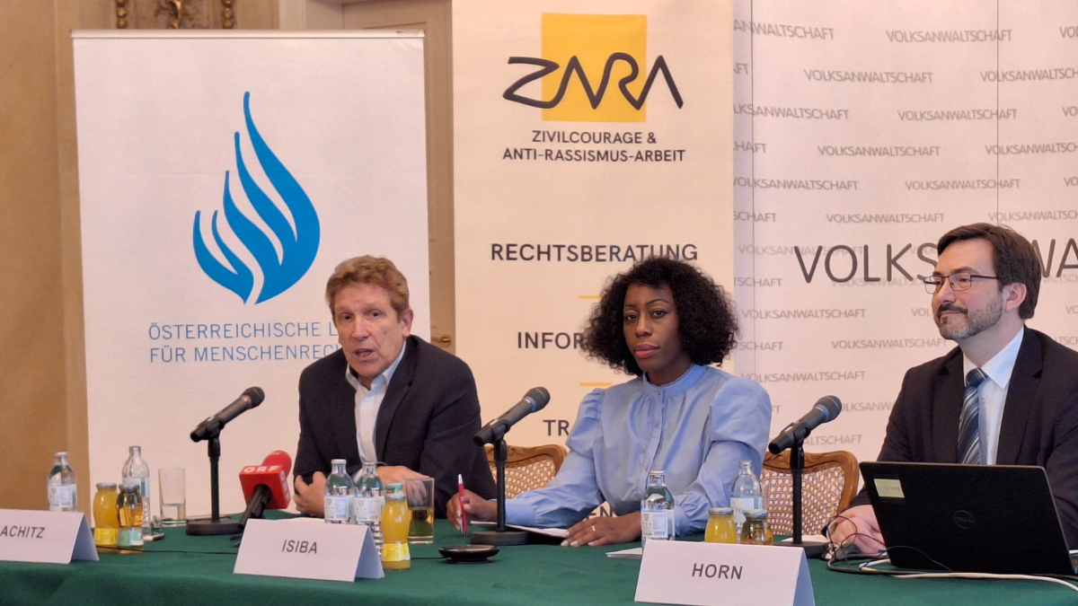 Pressegespräch am 7. November 2023 in der Volksanwaltschaft. Von links nach rechts: Bernhard Achitz, Volksanwalt, Rita Isiba, Geschäftsführerin ZARA - Zivilcourage und Anti-Rassismus-Arbeit und Florian Horn, Österreichische Liga für Menschenrechte