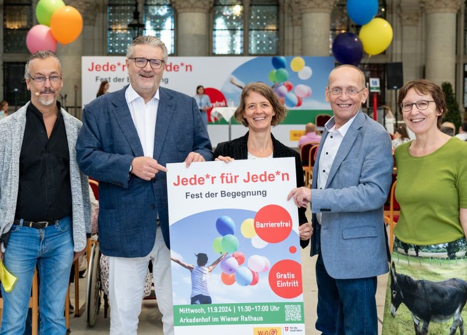 Jeder für Jeden – Fest der Begegnung, 5 Personen stehen nebeneinander und halten ein Plakat. Fotocredit Zsolt Marton