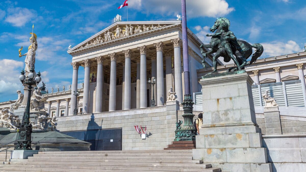 Außenansicht Österreichisches Parlament in Wien an einem sonnigen Tag, Foto: Canva