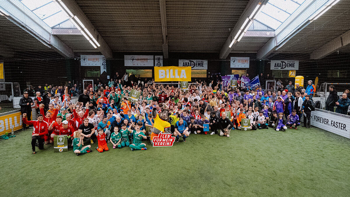 Gruppenfoto Fußballspieler*innen in der Westside Soccer Arens
