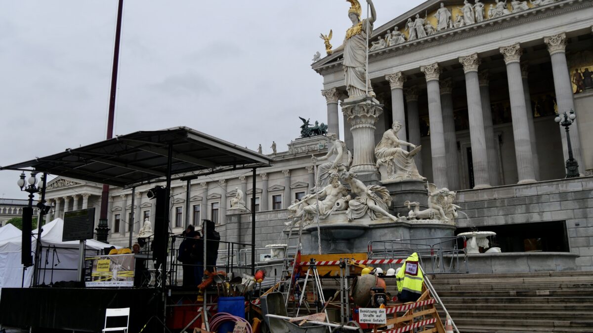 Menschenmenge vor der Baustelle Inklusion vor dem Parlament