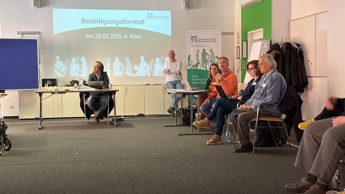 Personen in einem Veranstaltungssaal