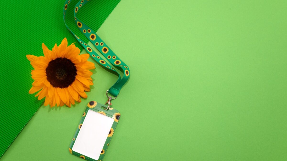 Hidden Disabilities Sunflower Lanyard mit echter Sonnenblume auf grünem Hintergrund