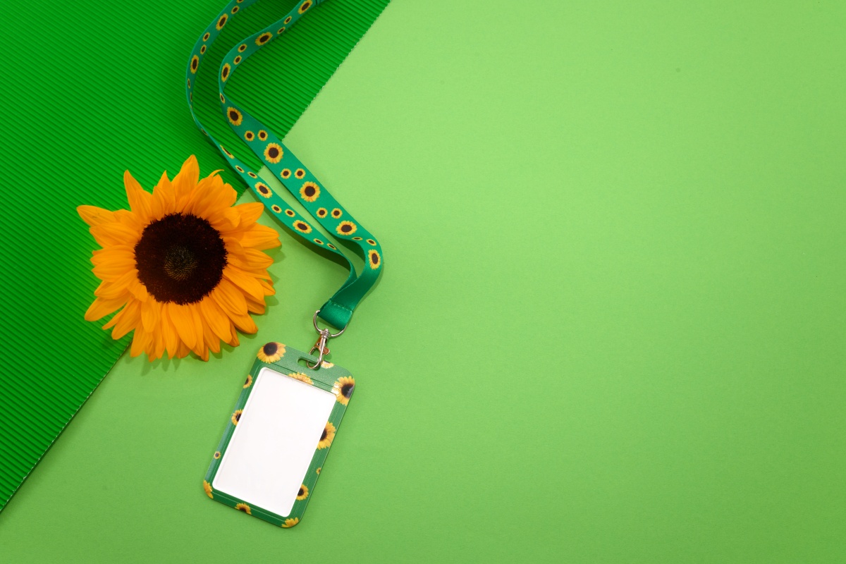 Hidden Disabilities Sunflower Lanyard mit echter Sonnenblume auf grünem Hintergrund