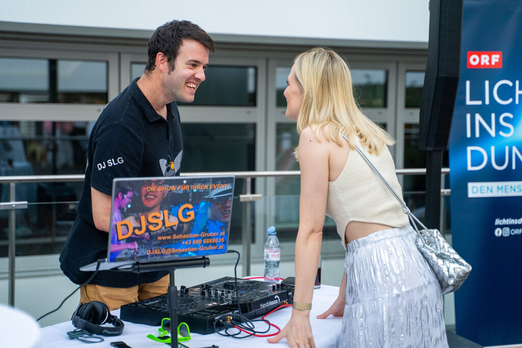 DJ unterhält sich mit blinder Frau