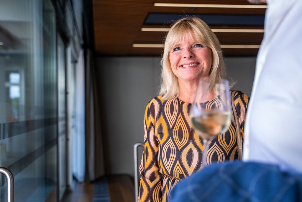blonde Frau lächelt in die Kamera
