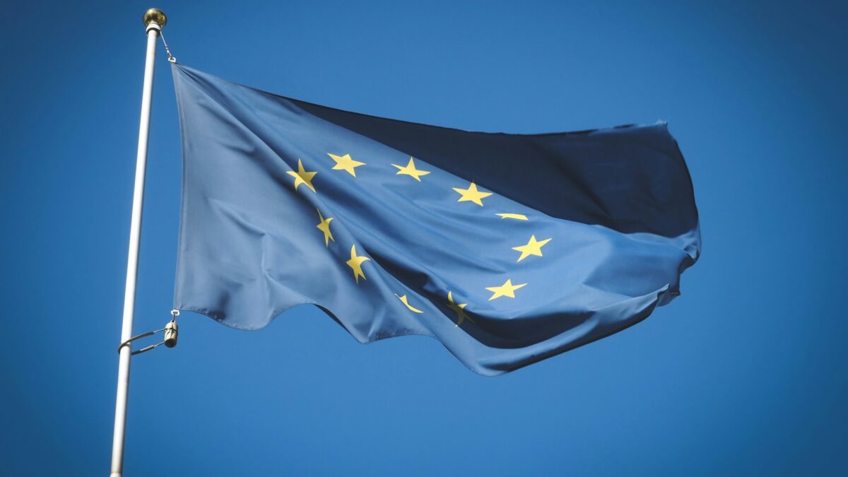 EU-Flagge weht im Wind vor blauem Himmel, Foto: Unsplash/Alexey Larionov