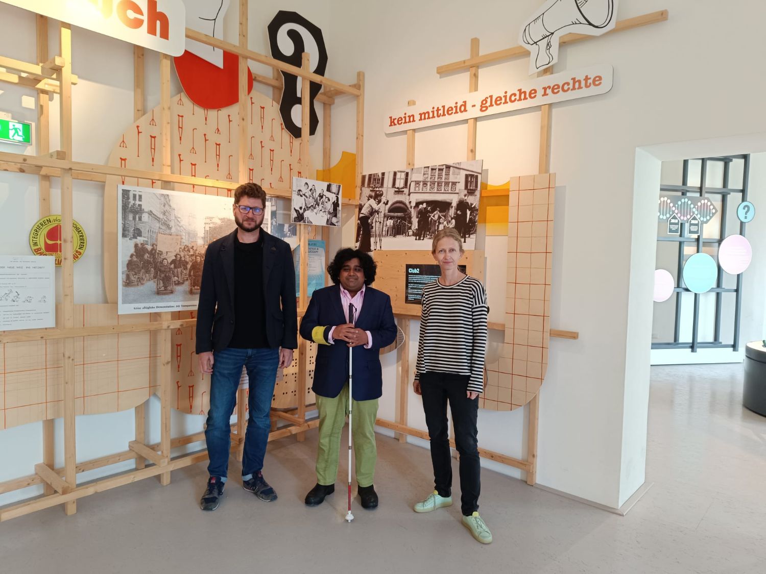 2 Männer und eine Frau stehen im Ausstellungsraum des Schloss Hartheim