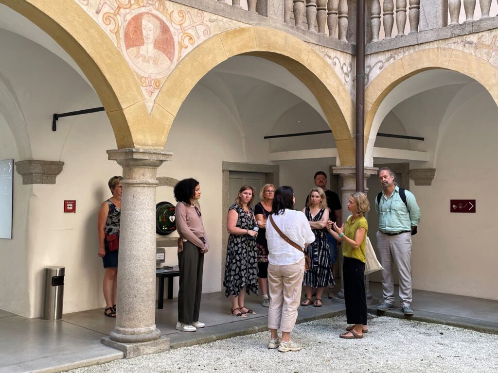 mehrere Personen im Innenhof des Schloss Hartheim
