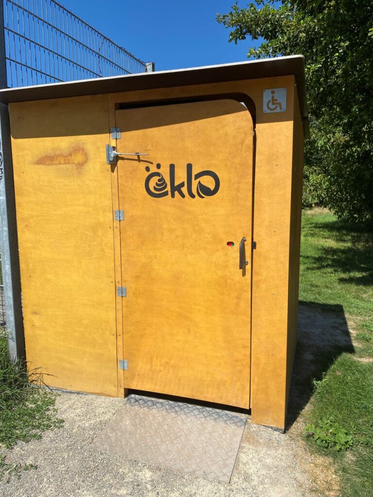 rollstuhlgerechte Toilette