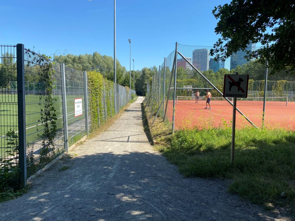 Blick auf 2 Tennisplätze