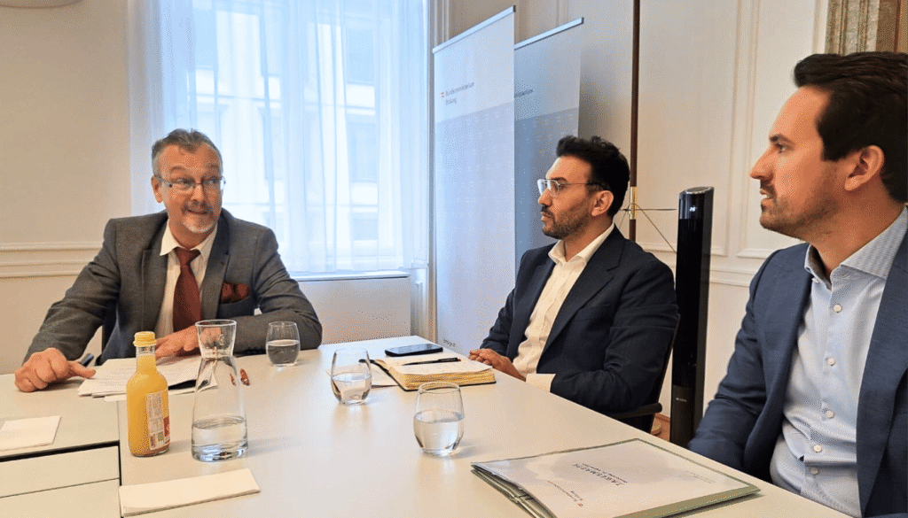 Klaus Widl im Gespräch mit Christoph Wiederkehr und Hakan Can.