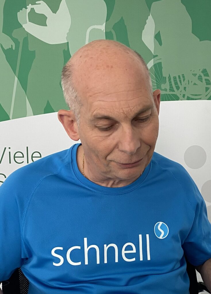 Andreas Zehetner hat graues, kurzes Haar und trägt ein balues Shirt