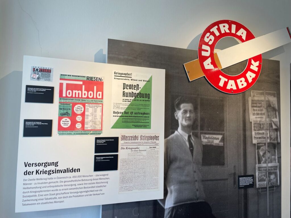 Schilder bei der Ausstellung im Schloss Hartheim