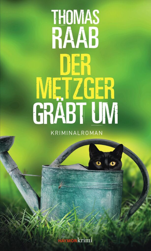 grünes Buchcover mit metallener Gießkanne, in der eine schwarze Katze sitz, im Vordergrund "Der Metzger gräbt um"
