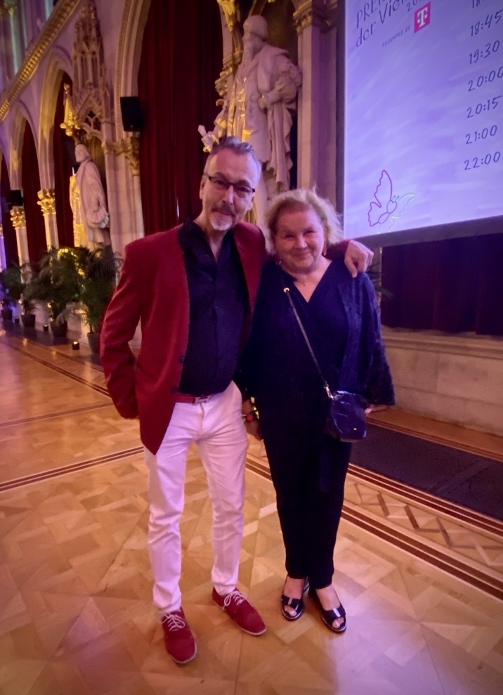 Klaus Widl und Korinna Schumann posieren für ein Foto