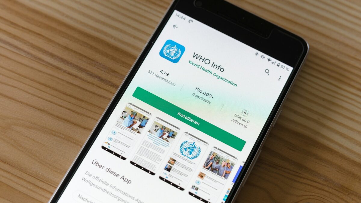Handy zeigt App der Weltgesundheitsorganisation, Foto: Unsplash/Markus Winkler