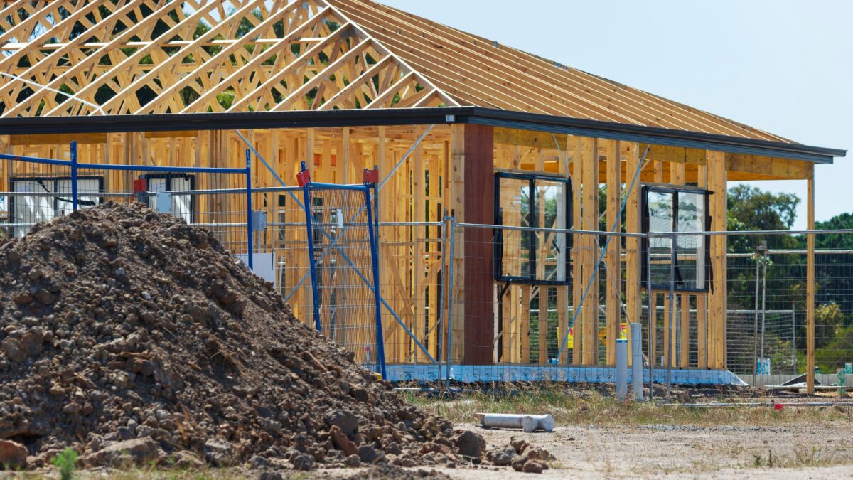 Baustelle eines halb fertig gebauten Holzbaus, Foto: Unsplash/Troy Mortier