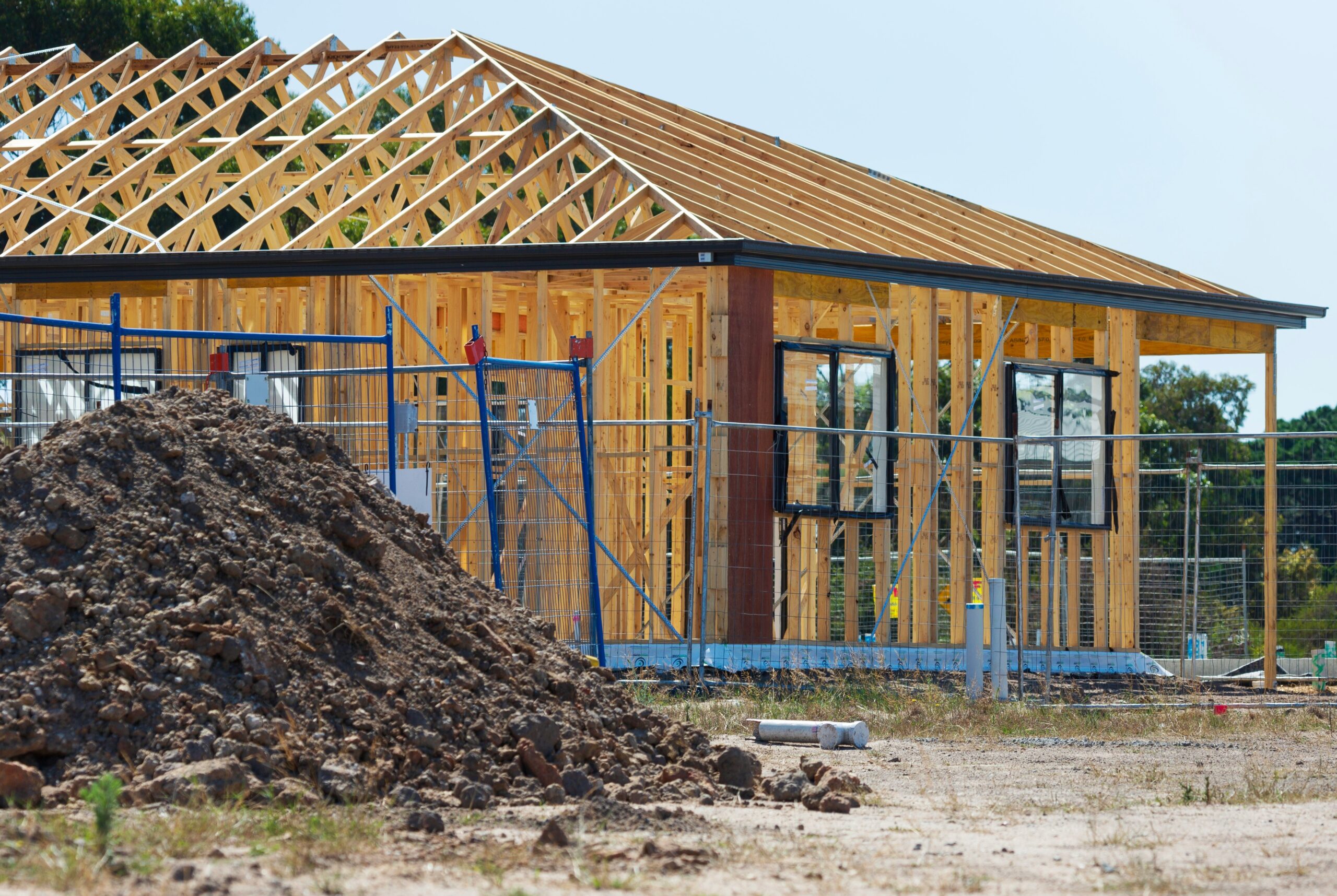 Baustelle eines halb fertig gebauten Holzbaus, Foto: Unsplash/Troy Mortier
